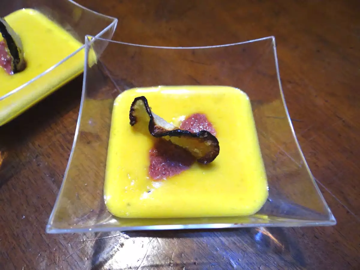 Crema di zucca con purea di rapa rossa e chips di ravanello nero - foto 2