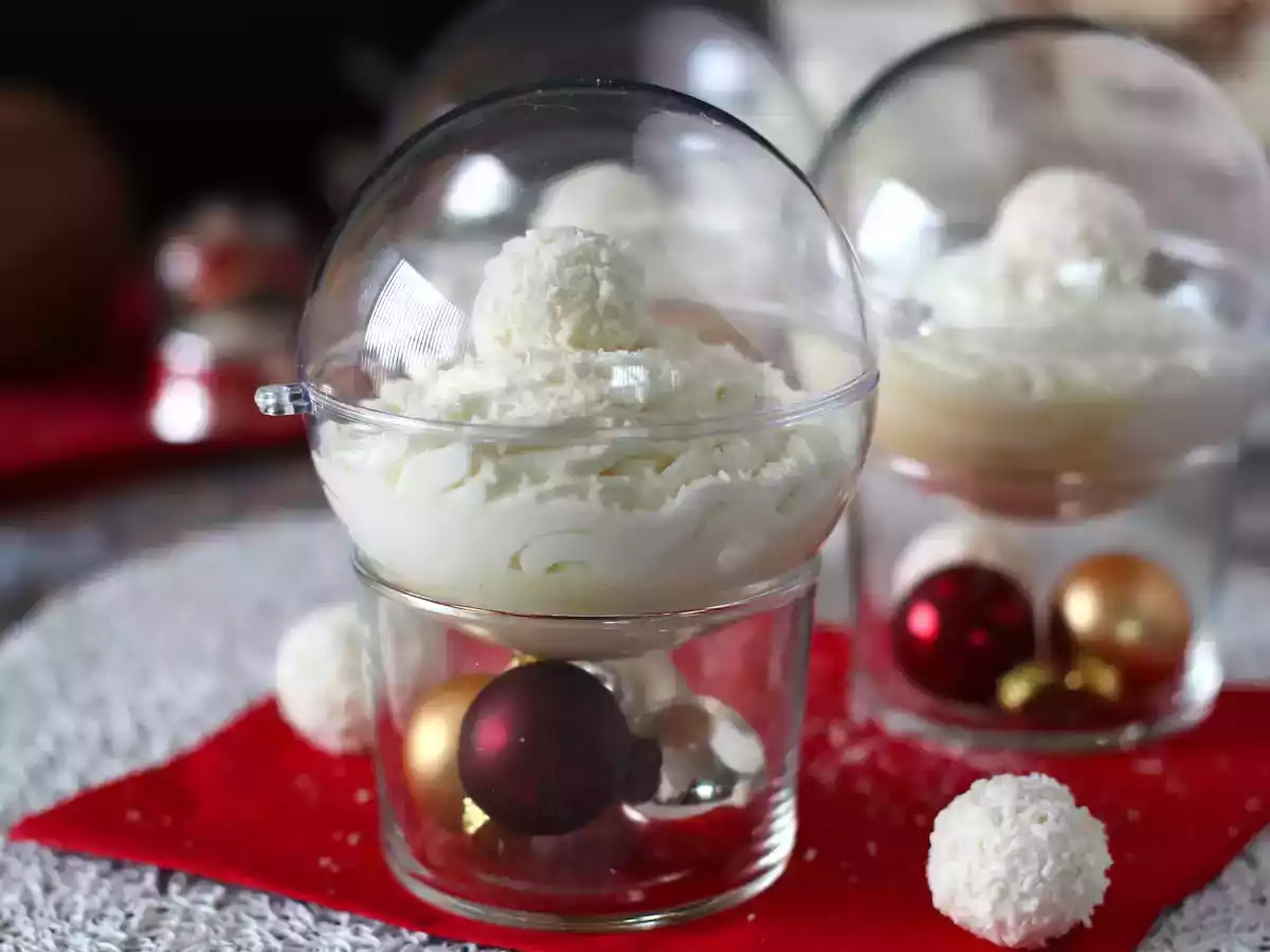Crema Raffaello, il dolce al cucchiaio da favola in una pallina di Natale