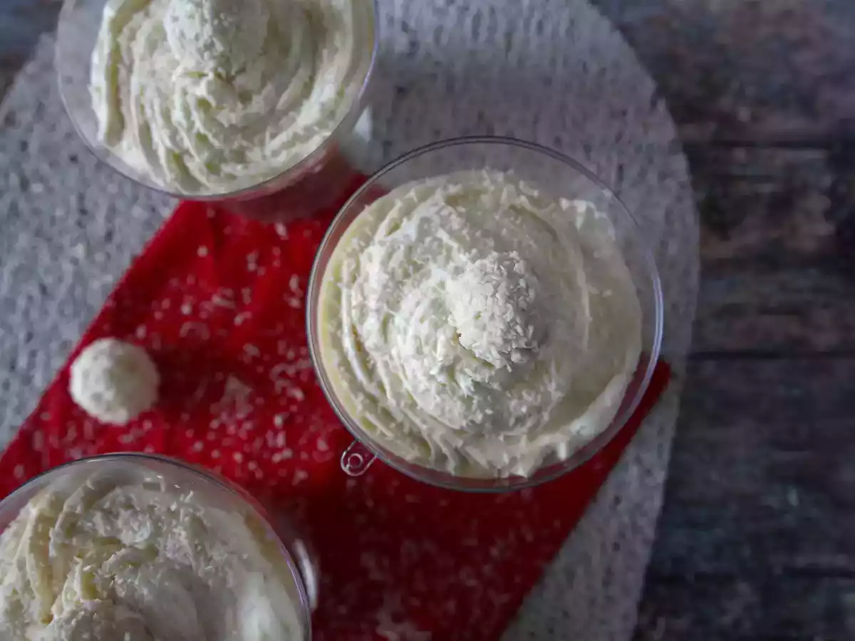 Crema Raffaello, il dolce al cucchiaio da favola in una pallina di Natale - foto 4