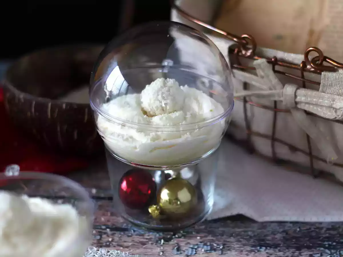 Crema Raffaello, il dolce al cucchiaio da favola in una pallina di Natale - foto 6