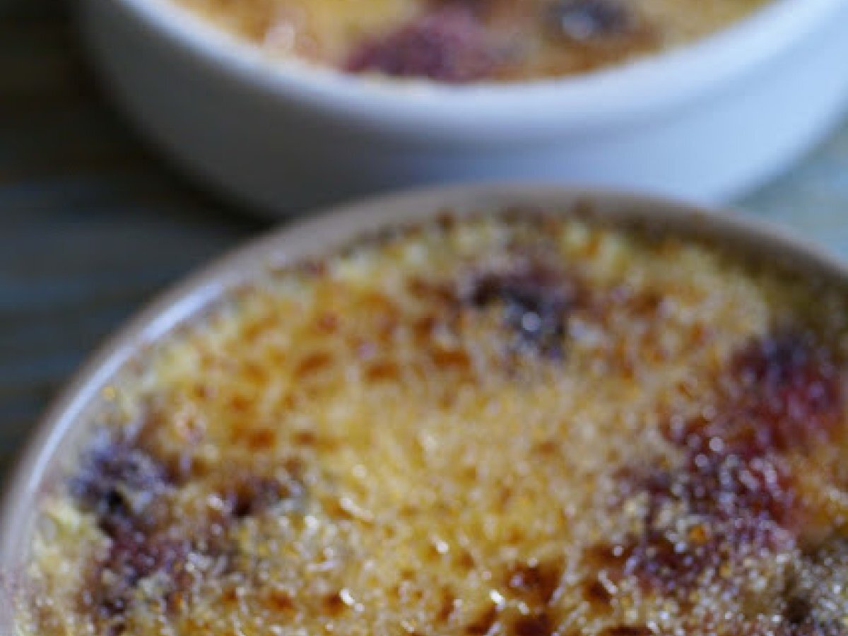 Crème brûlée ai frutti di bosco...e una nevicata di coriandoli colorati, foto 1