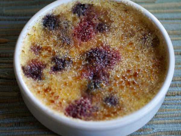 Crème brûlée ai frutti di bosco...e una nevicata di coriandoli colorati - foto 2