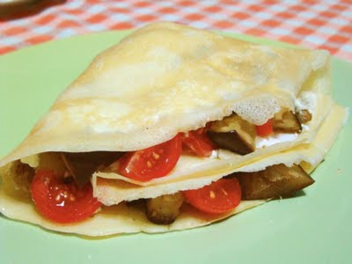 CREPES CON CAPRINO MELANZANE E POMODORINI FRESCHI