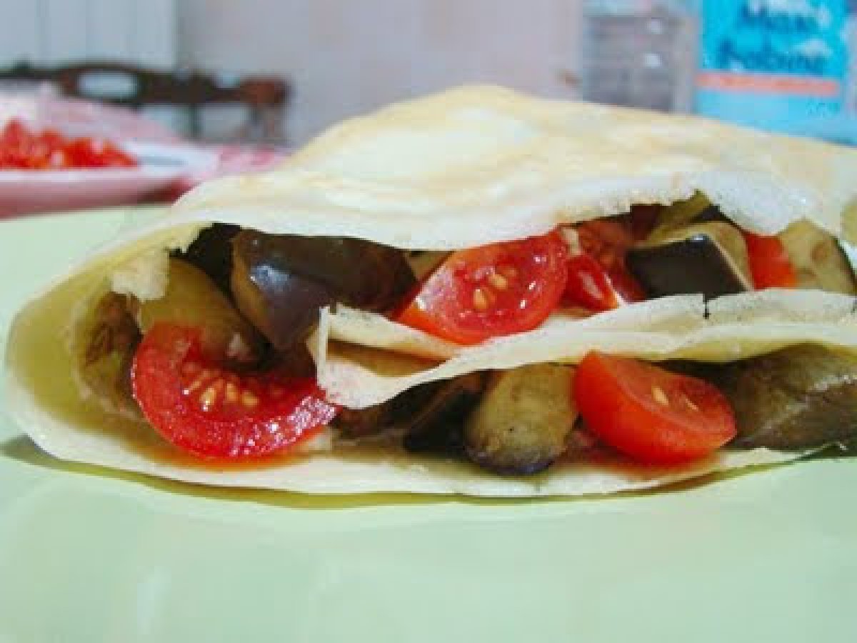 CREPES CON CAPRINO MELANZANE E POMODORINI FRESCHI - foto 2