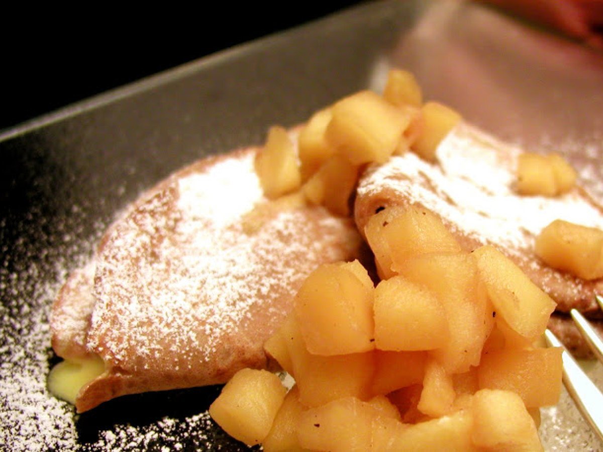 Crepes con farina di castagne, pasticcera al limone e mele speziate
