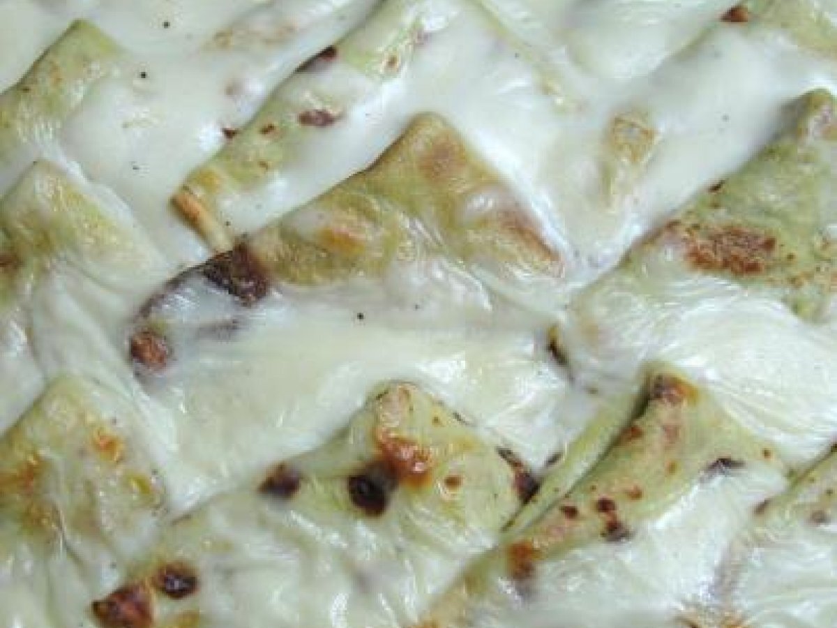 Crespelle con crema di salmone, pesto e yogurt
