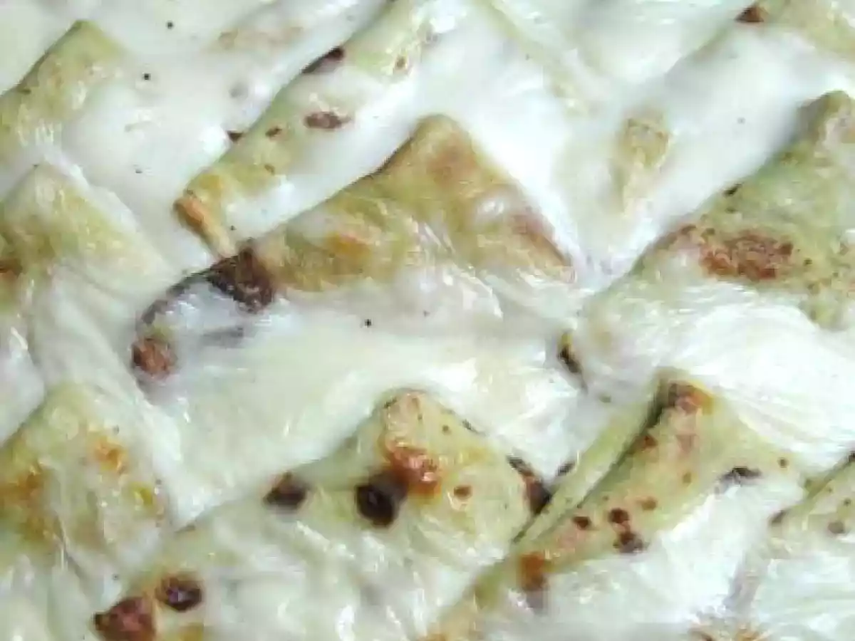 Crespelle con crema di salmone, pesto e yogurt