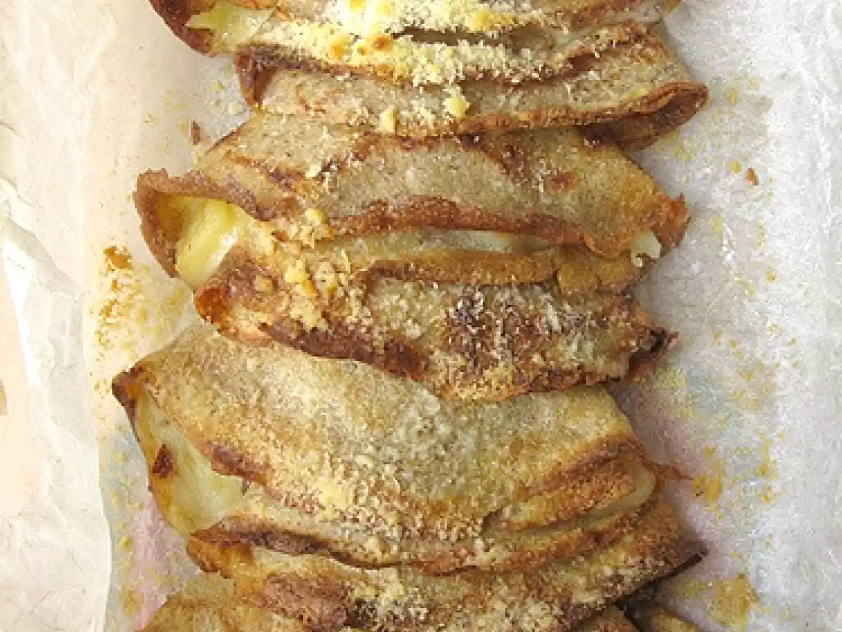 Crespelle saracene con cipolle, patate e Asiago