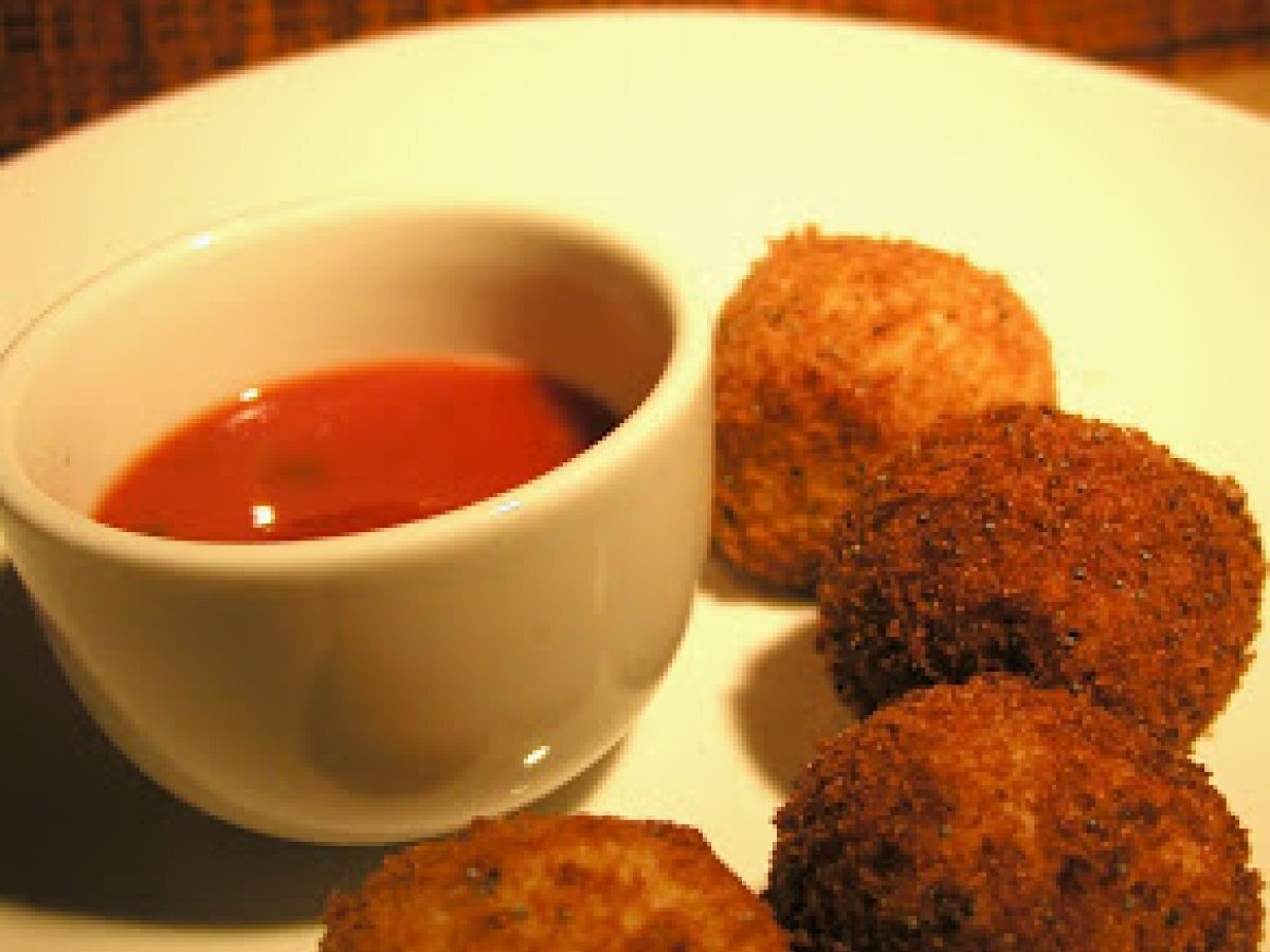 Crocchette di polpa di granchio e patate con salsa piccantina