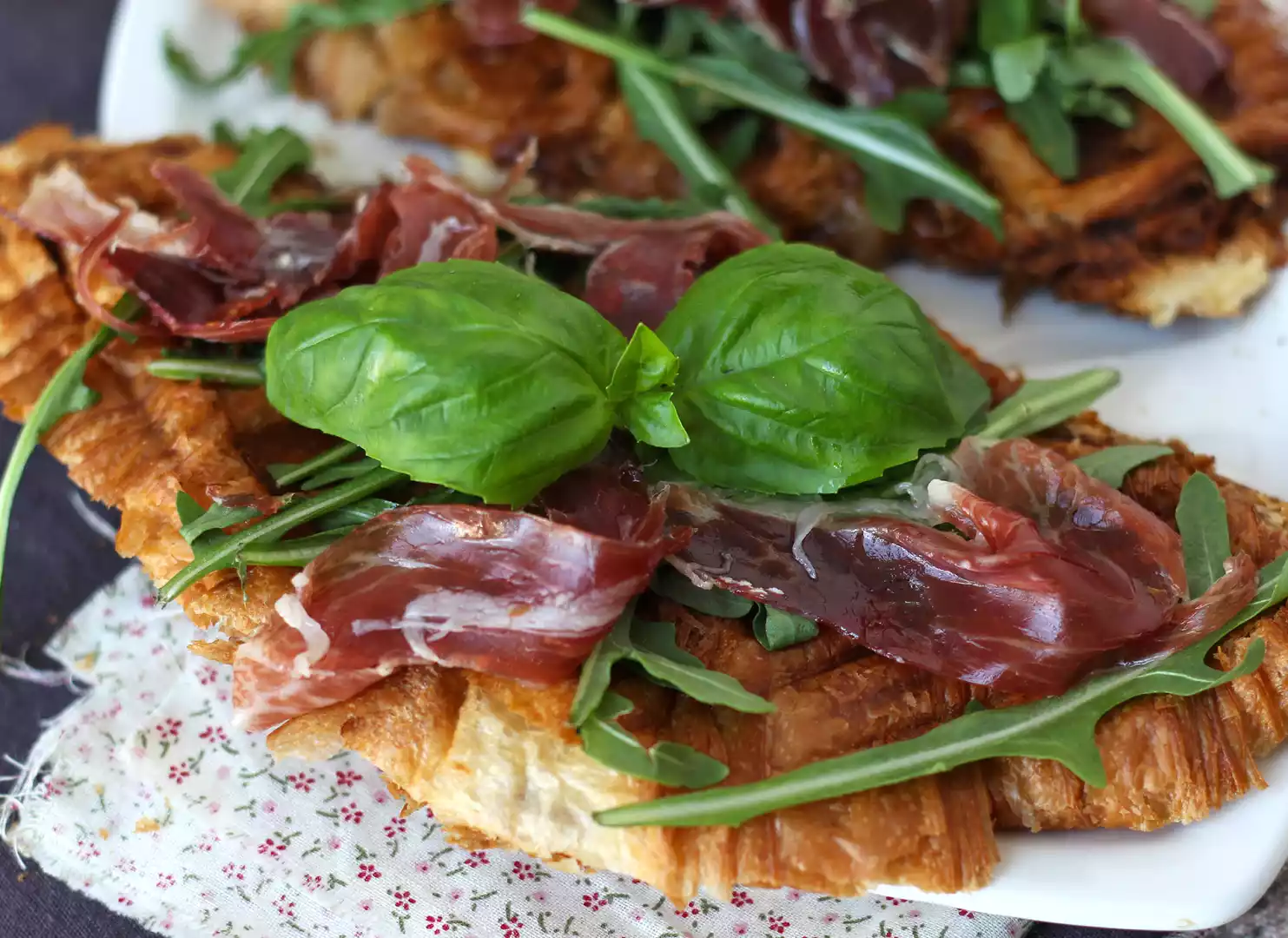 Croffle gourmet: un'esplosione di sapori con confettura di fichi, caprino e prosciutto crudo!