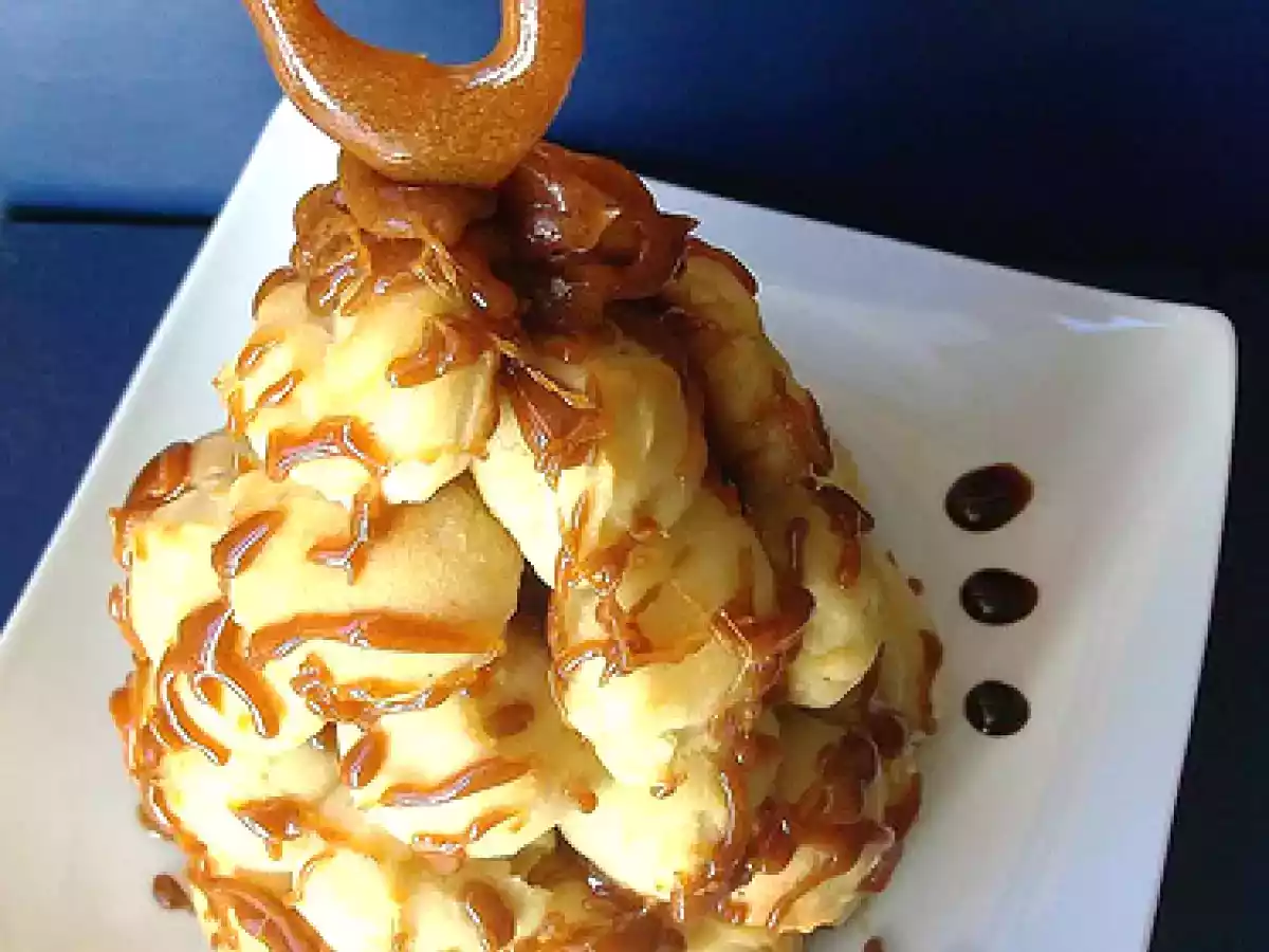 Croquembouche ai tre formaggi e caramello al vino cotto