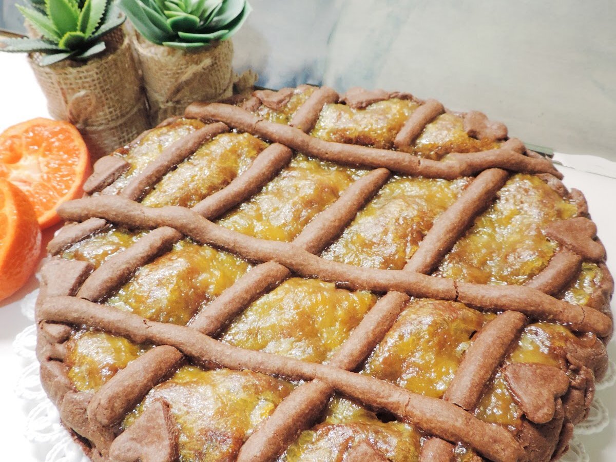 Crostata a strati al cacao con marmellata di arance