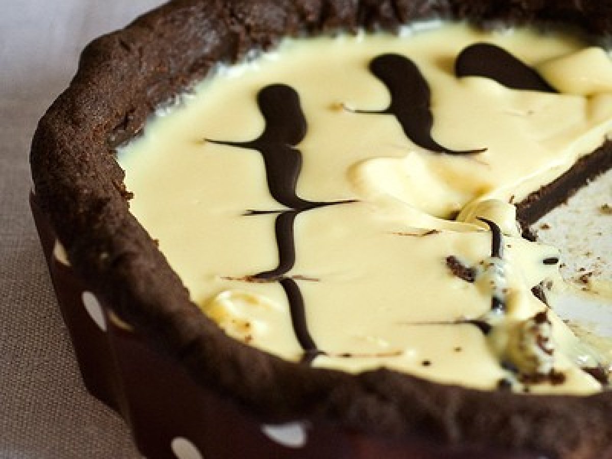 Crostata al cacao con crema al cioccolato bianco con una...
