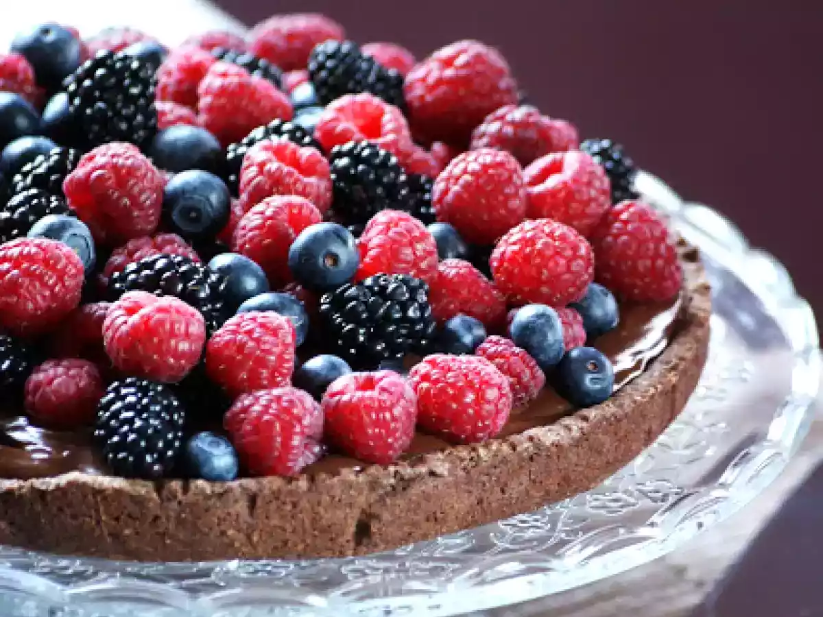CROSTATA AL CACAO CON CREMA AL CIOCCOLATO E FRUTTI DI BOSCO