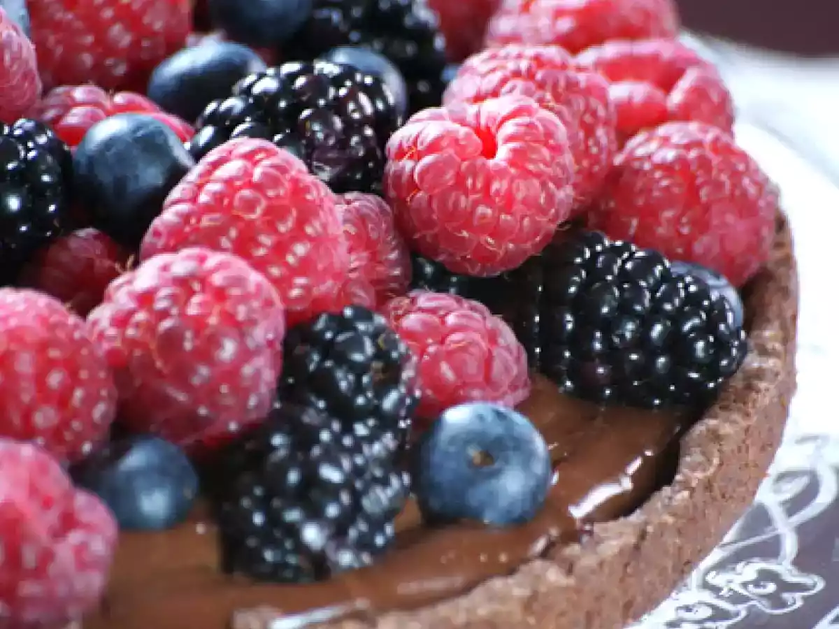 CROSTATA AL CACAO CON CREMA AL CIOCCOLATO E FRUTTI DI BOSCO - foto 2
