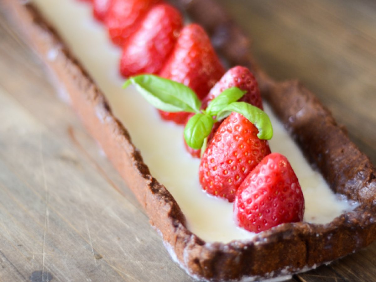 Crostata al cacao con fragole e ganache di cioccolato bianco
