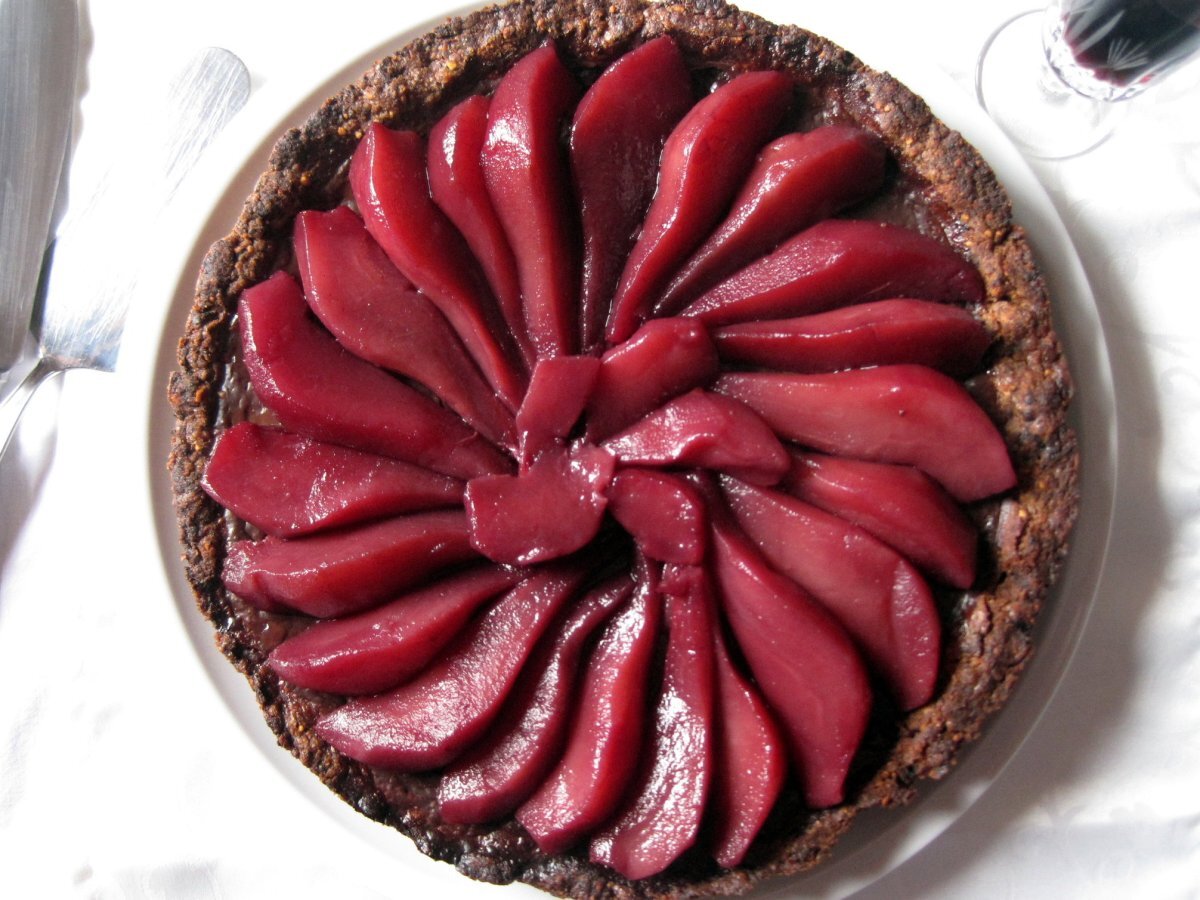 Crostata al cioccolato con pere al vino rosso