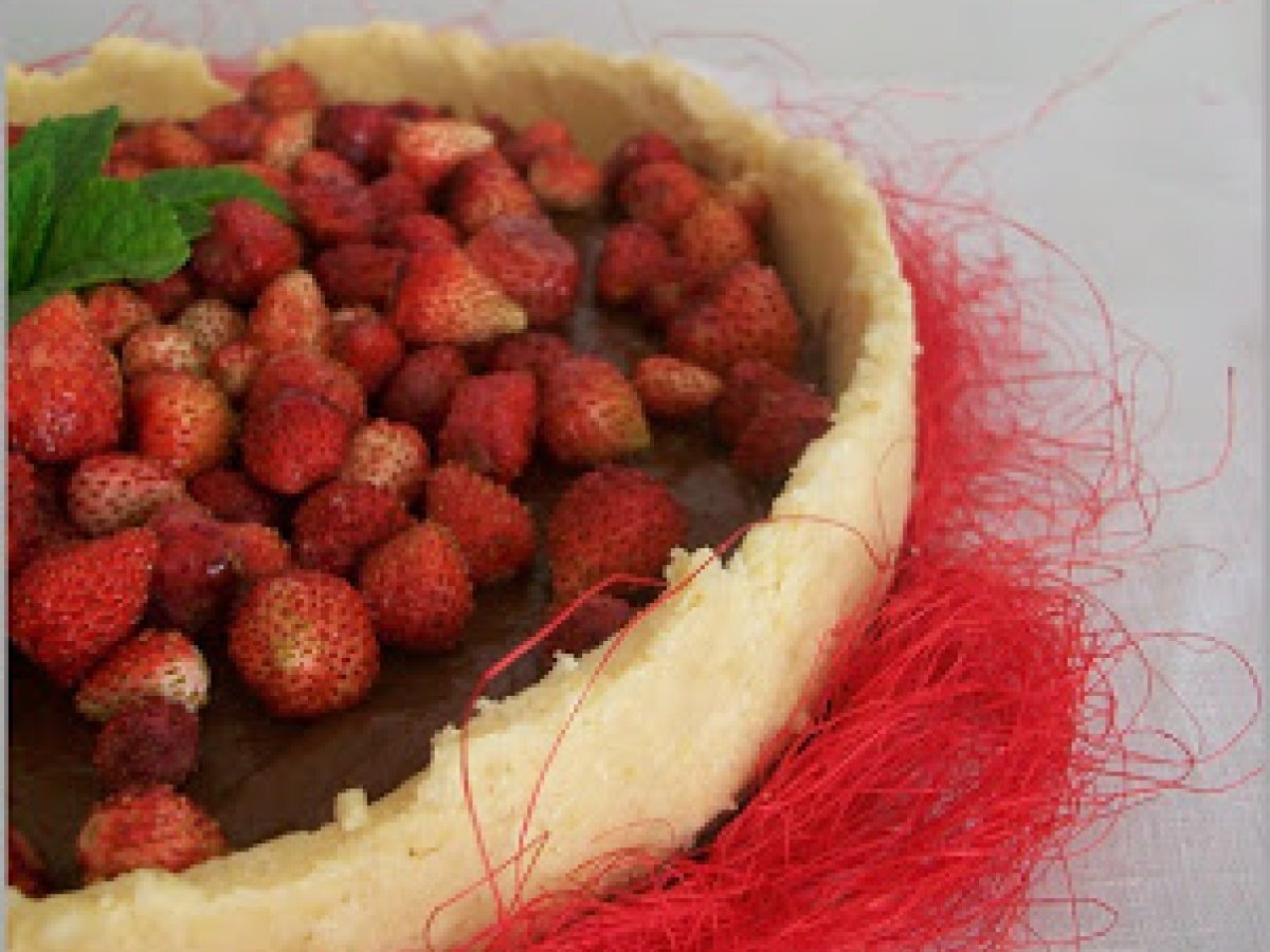 CROSTATA AL CIOCCOLATO E FRAGOLINE DI BOSCO - foto 2