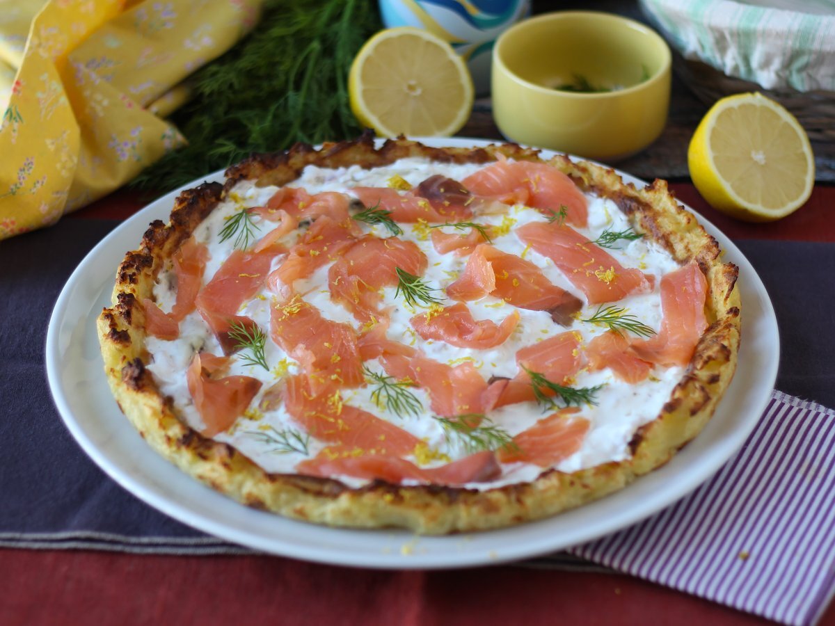 Crostata al salmone affumicato, yogurt greco e limone con base di patate