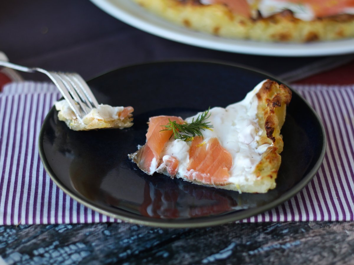 Crostata al salmone affumicato, yogurt greco e limone con base di patate - foto 2