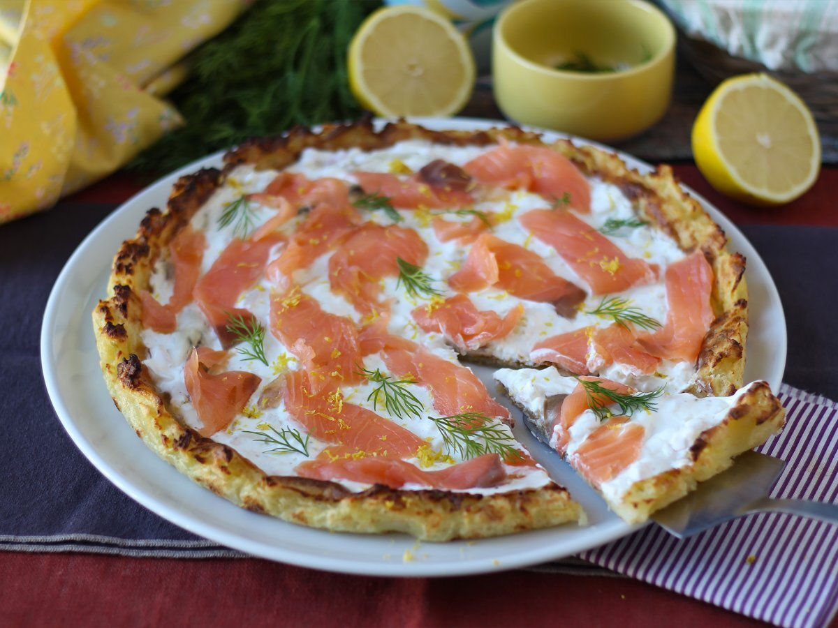 Crostata al salmone affumicato, yogurt greco e limone con base di patate - foto 5