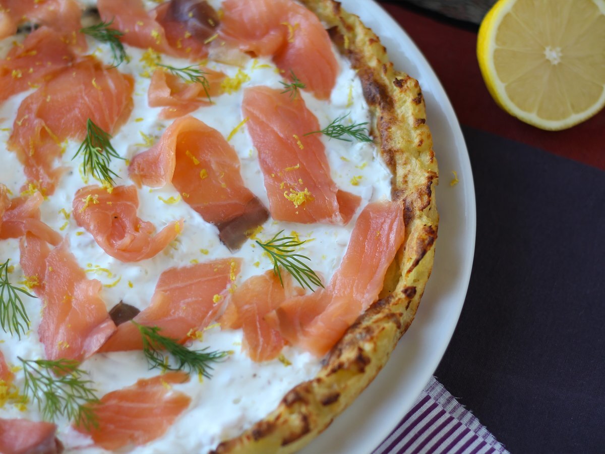 Crostata al salmone affumicato, yogurt greco e limone con base di patate - foto 6