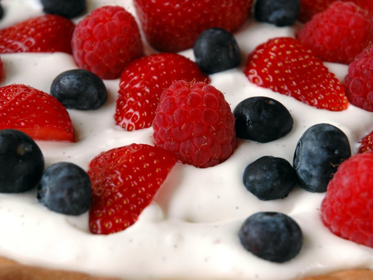 CROSTATA ALLE FRAGOLE, MIRTILLI e LAMPONI