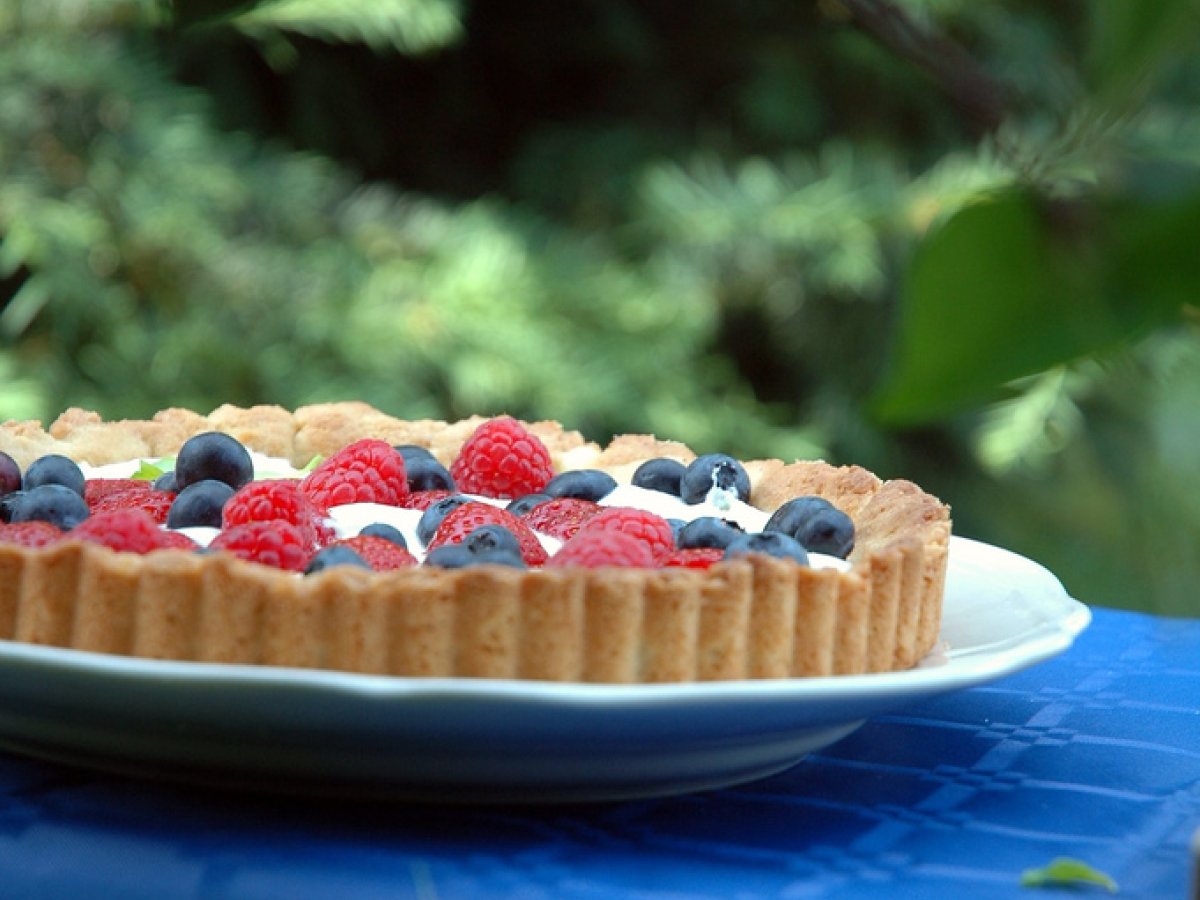 CROSTATA ALLE FRAGOLE, MIRTILLI e LAMPONI - foto 3