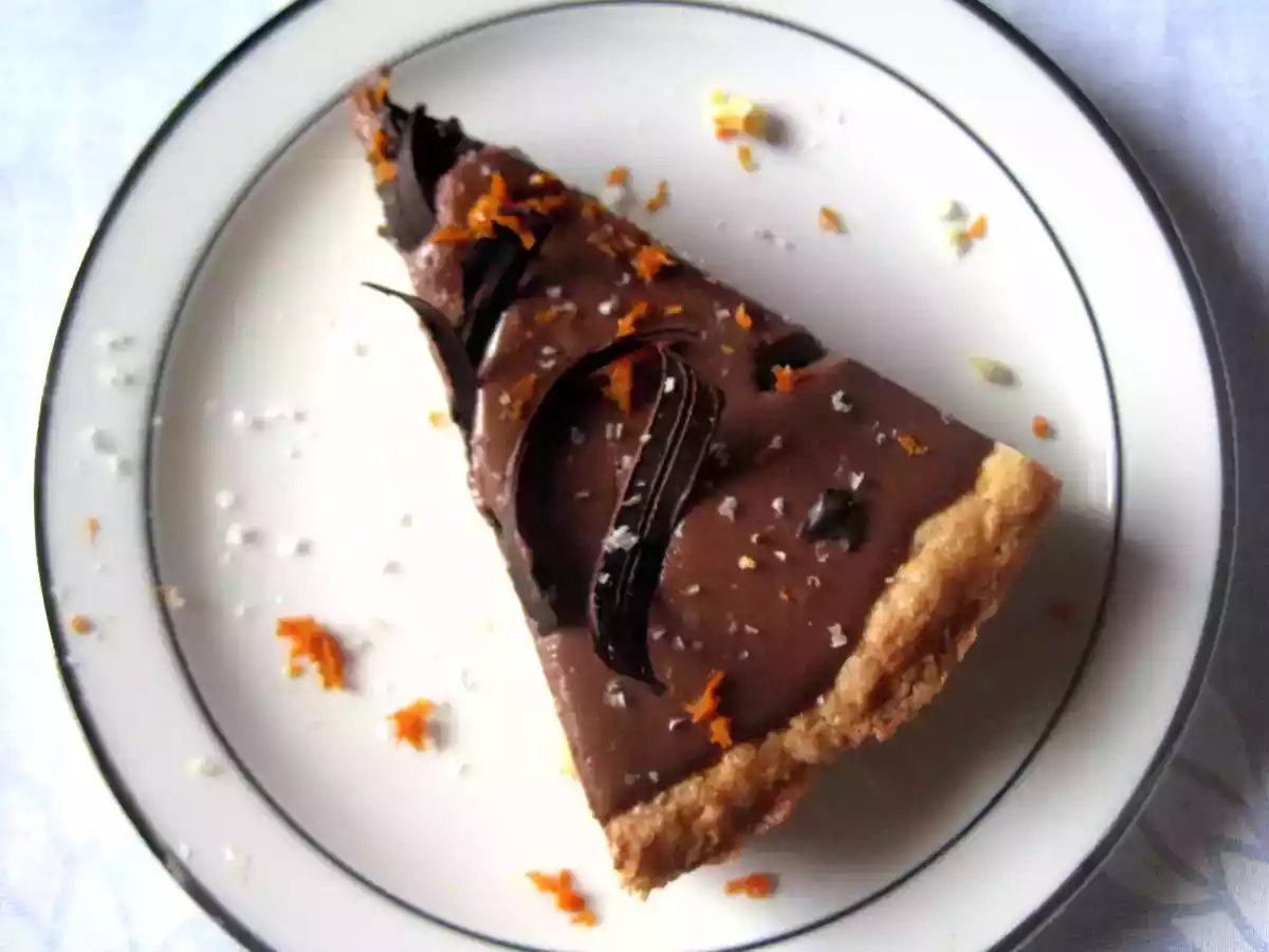 Crostata alle mandorle con fascia bicolore, scorza d' arancia e riccioli di cioccolato - foto 4