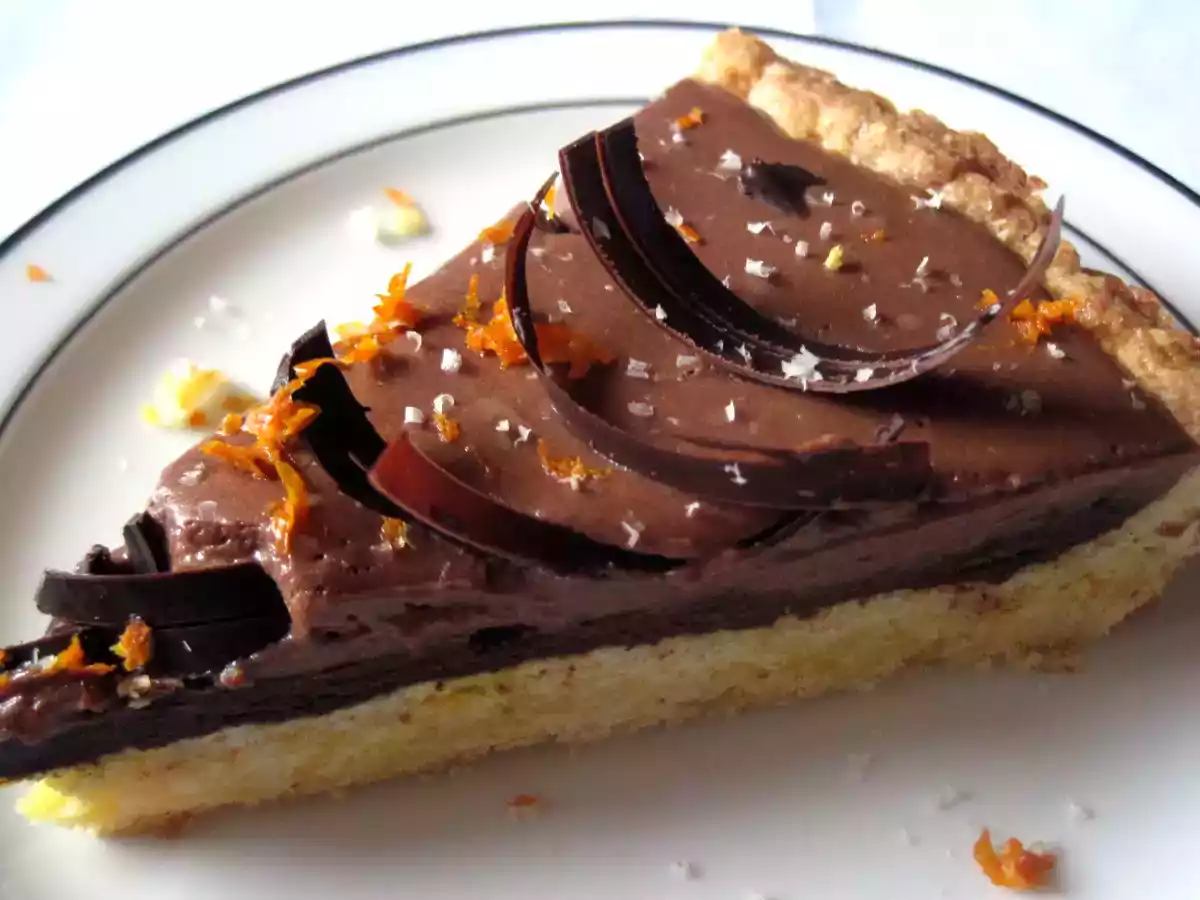 Crostata alle mandorle con fascia bicolore, scorza d' arancia e riccioli di cioccolato - foto 5