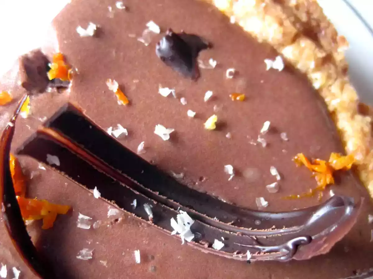 Crostata alle mandorle con fascia bicolore, scorza d' arancia e riccioli di cioccolato - foto 7