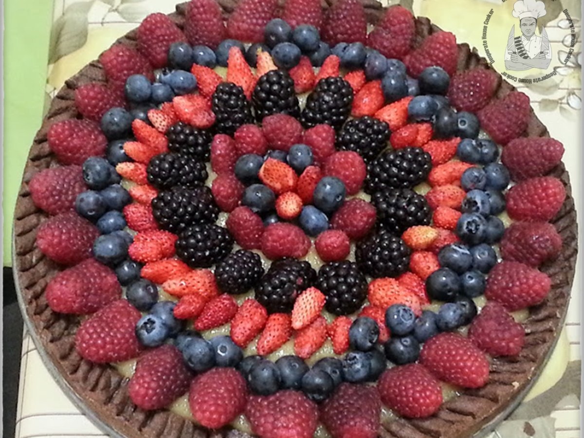 Crostata cioccolato e rhum con crema frangipane e frutti di bosco