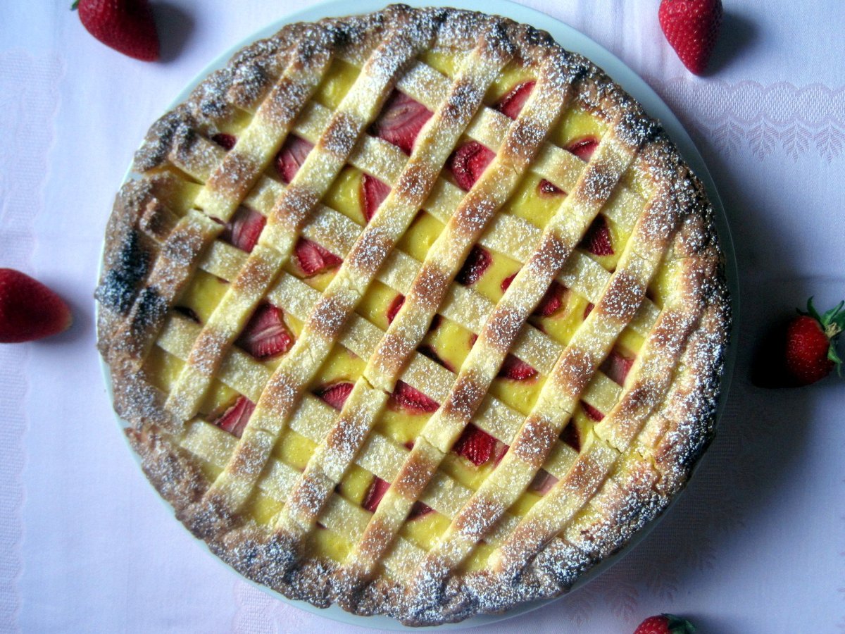 Crostata con confettura di fragole e crema pasticcera