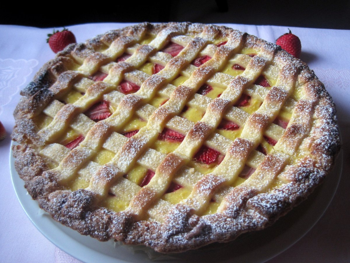 Crostata con confettura di fragole e crema pasticcera - foto 2