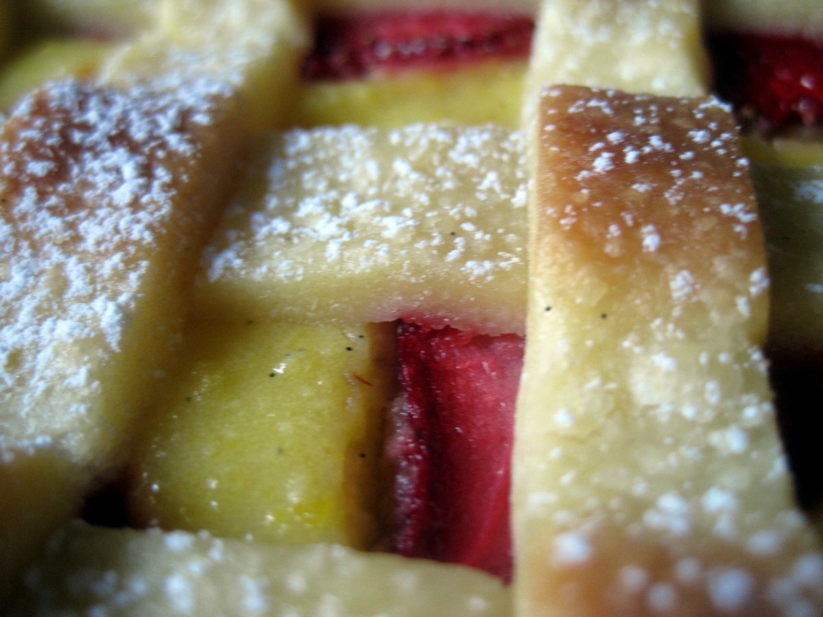 Crostata con confettura di fragole e crema pasticcera - foto 3