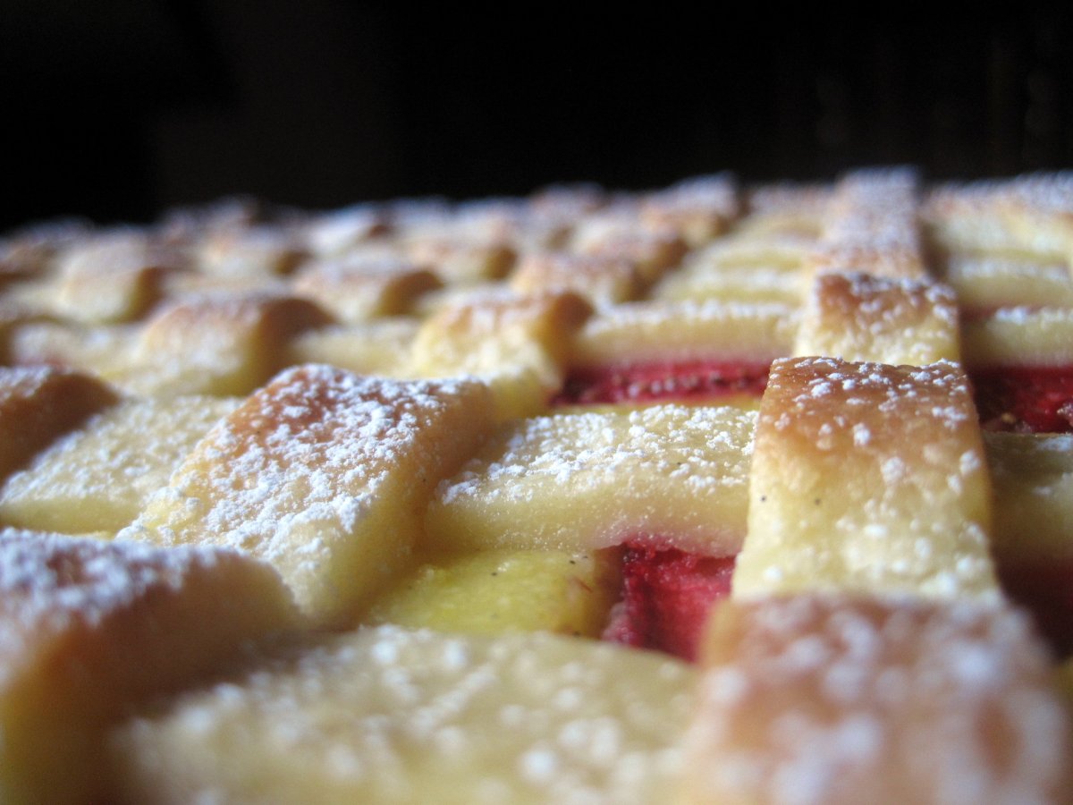 Crostata con confettura di fragole e crema pasticcera - foto 4