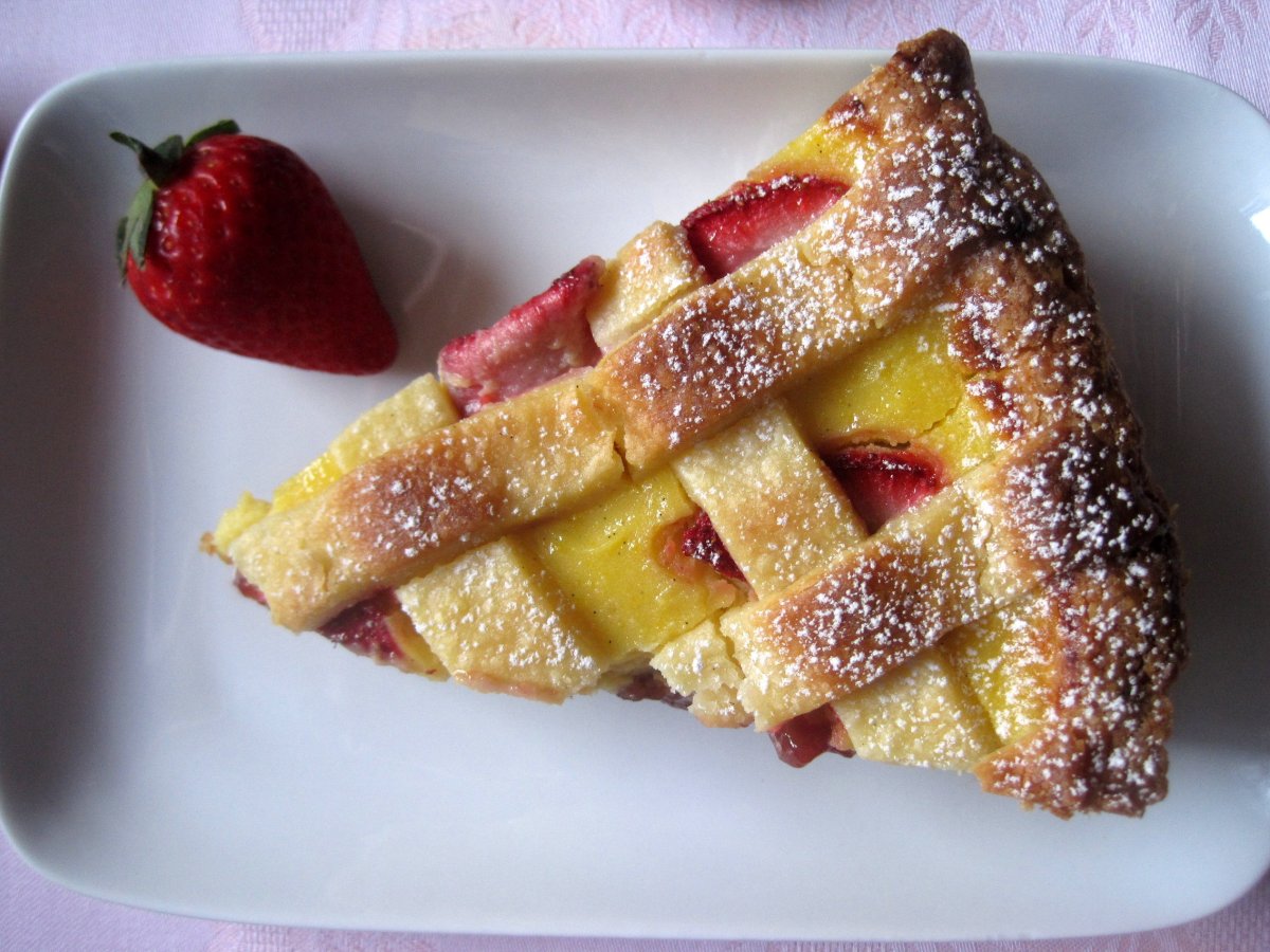 Crostata con confettura di fragole e crema pasticcera - foto 5