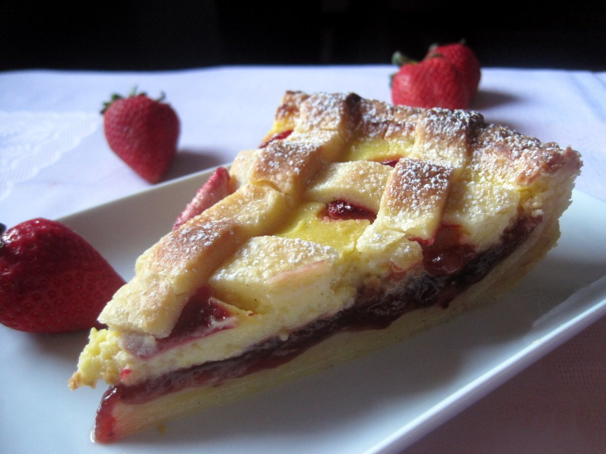 Crostata con confettura di fragole e crema pasticcera - foto 8