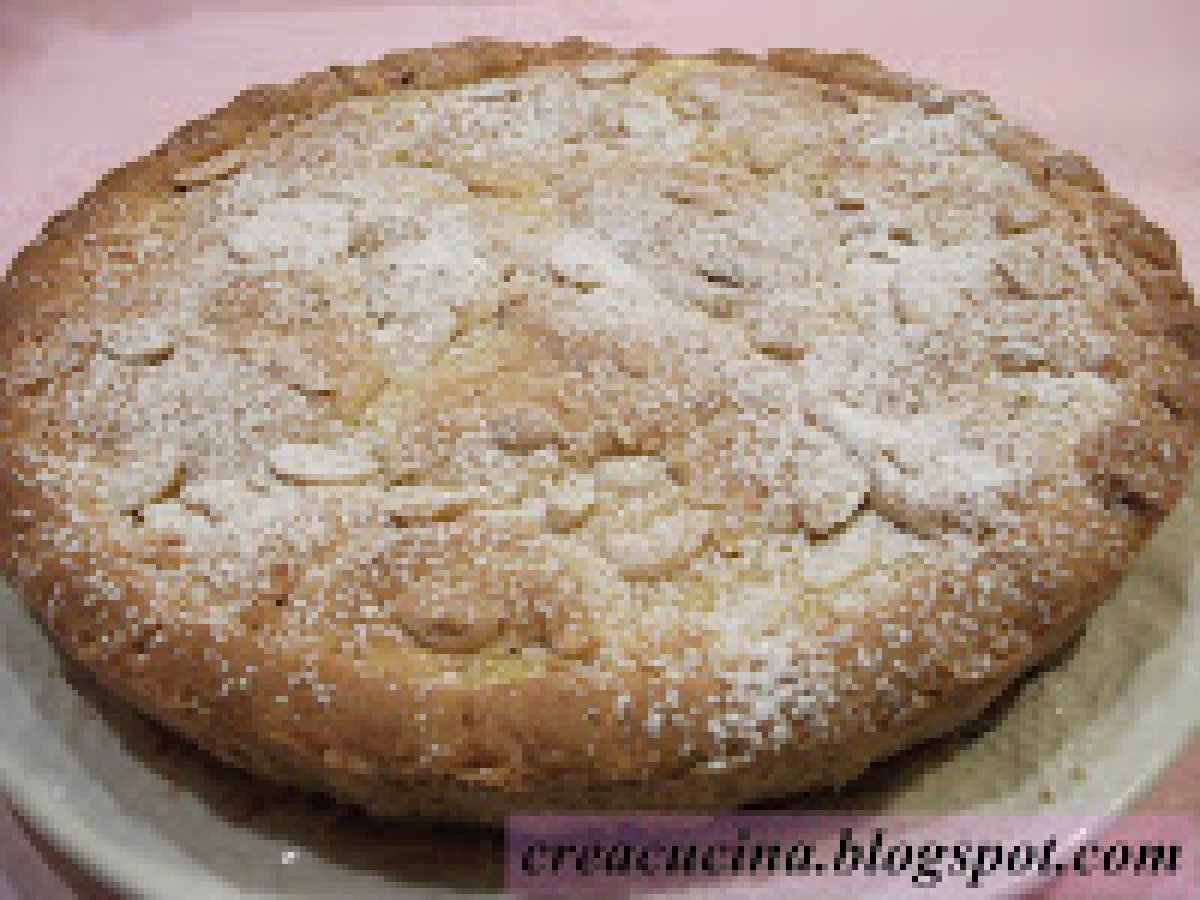 Crostata con crema all'arancia e mandorle