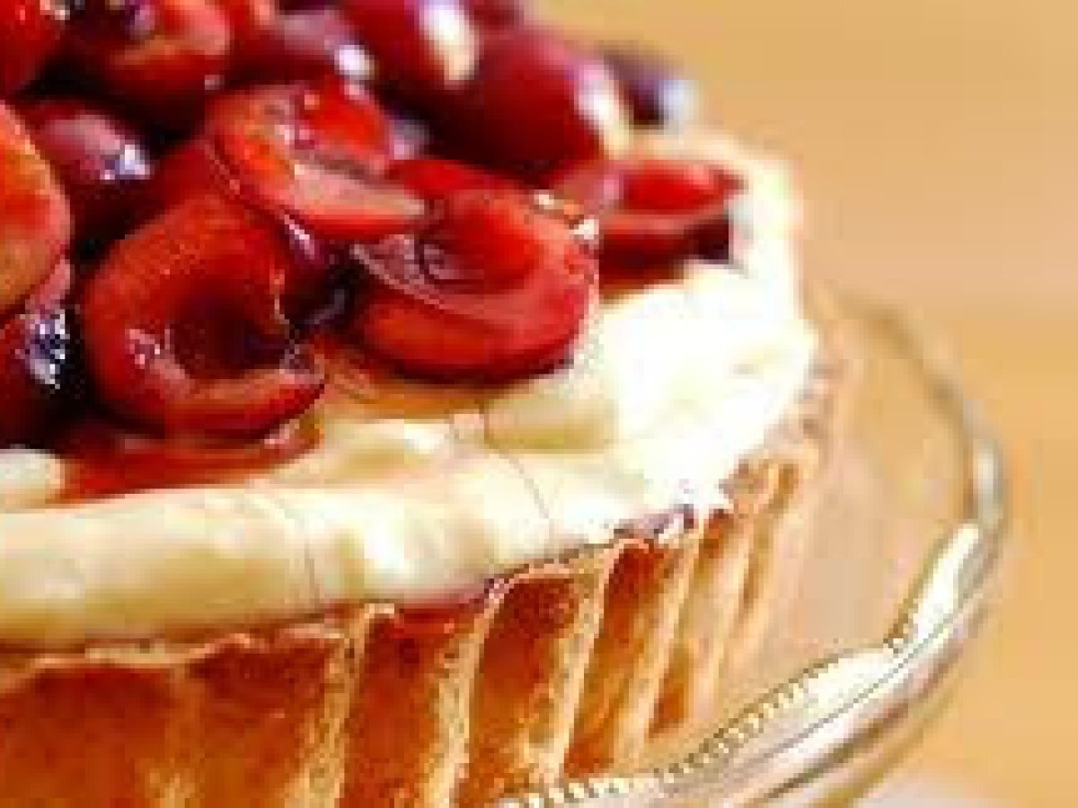 Crostata con crema chantilly e ciliegie