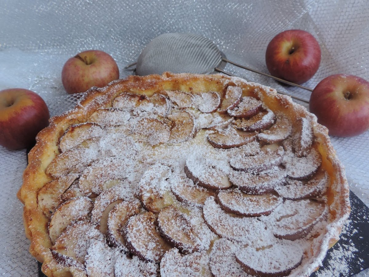 Crostata con crema chantilly, mele e cannella