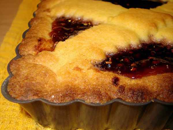 Crostata con crema e marmellata di lamponi