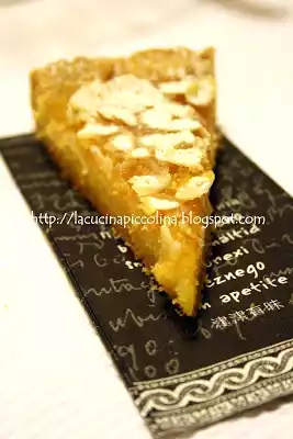 Crostata con crema frangipane e marmellata di arance