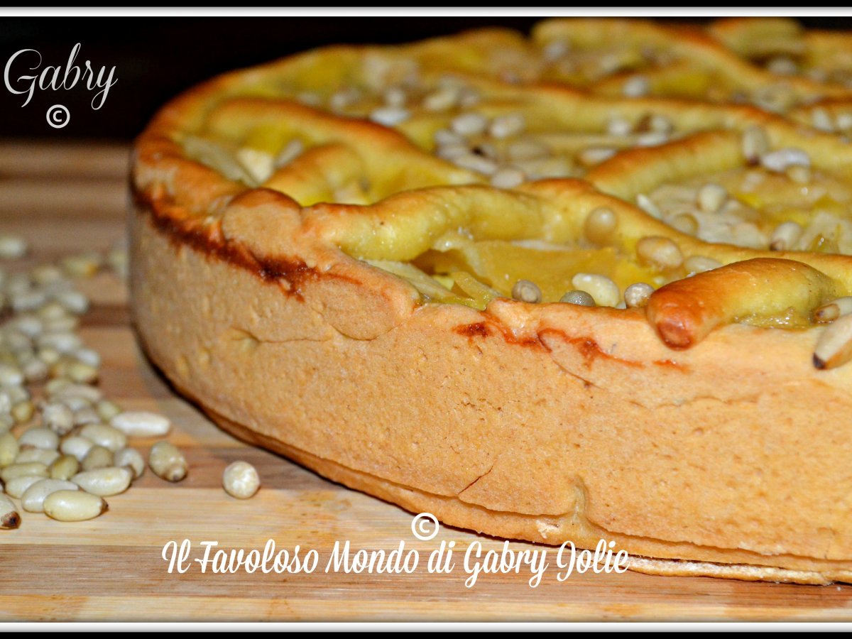 Crostata con crema pasticcera, mele e pinoli