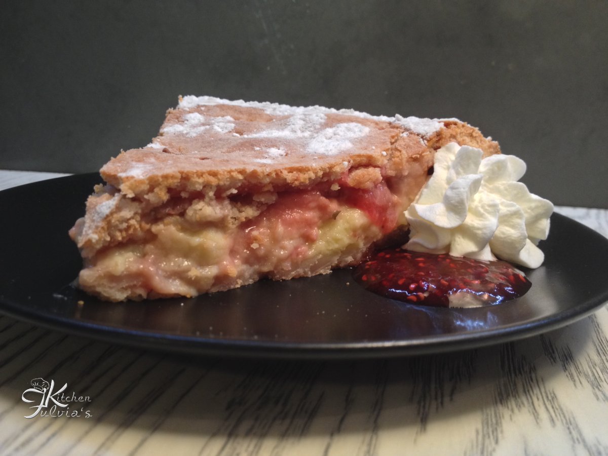 Crostata con frolla alle fragole, crema pasticcera e fragole