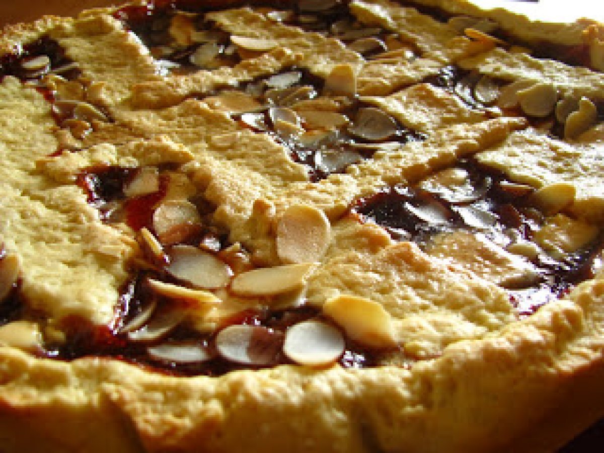 Crostata con marmellata di fragole, cioccolato bianco e mandorle