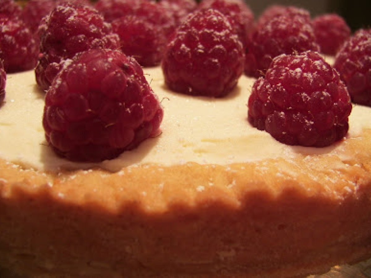 Crostata con mousse di cioccolato bianco al limone e lamponi