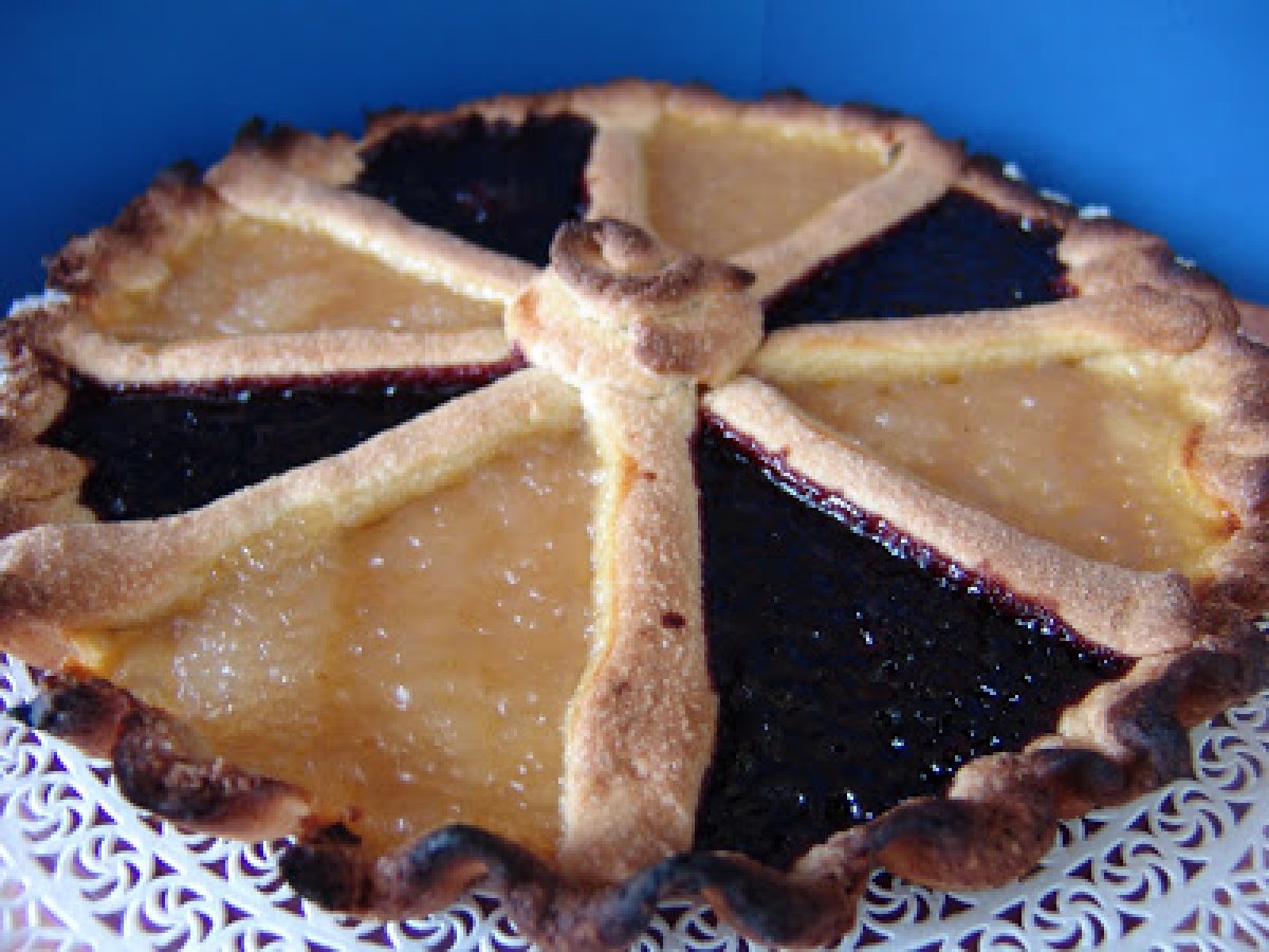 Crostata con pasta frolla all'olio e con doppia marmellata
