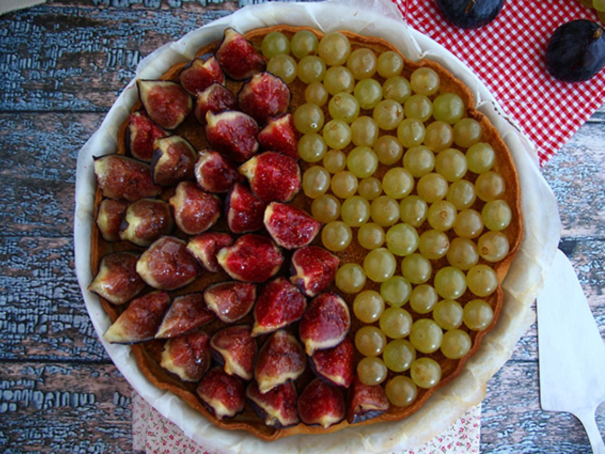 Crostata con uva e fichi