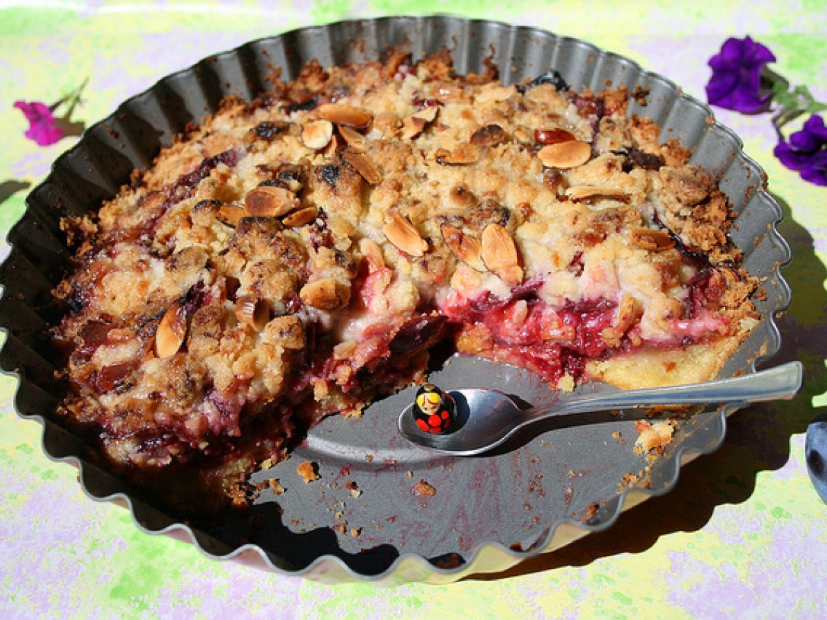 Crostata crumble di prugne e mandorle